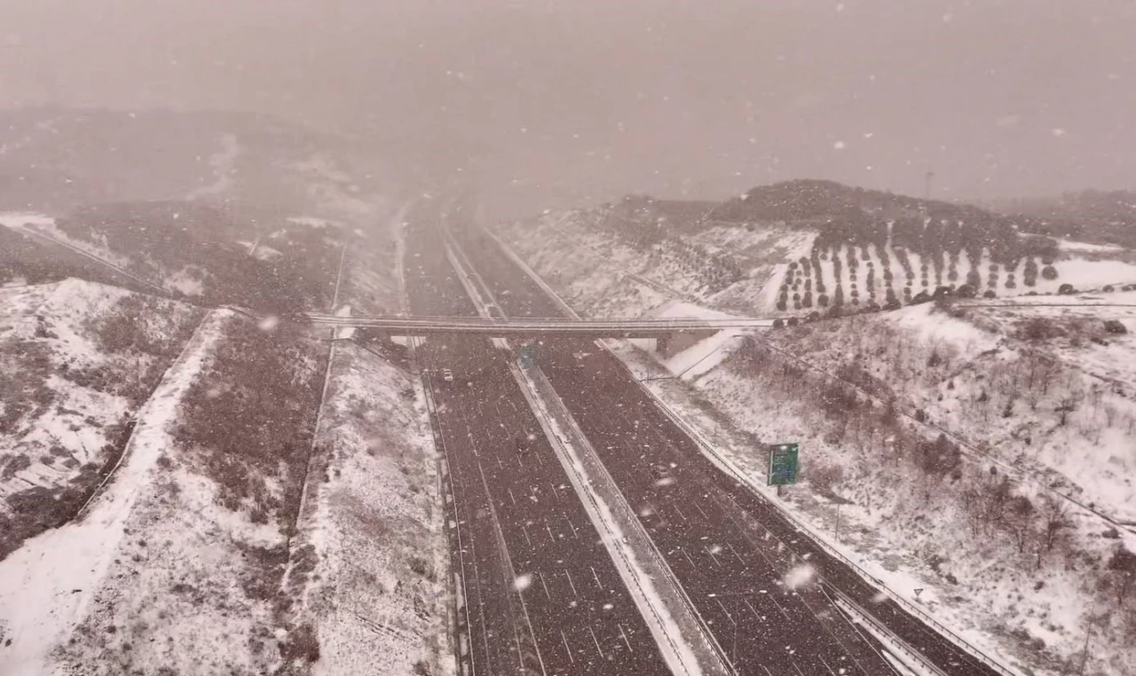 Kuzey Marmara Otoyolu&rsquo;nda kar yağışı havadan g&ouml;r&uuml;nt&uuml;lendi
