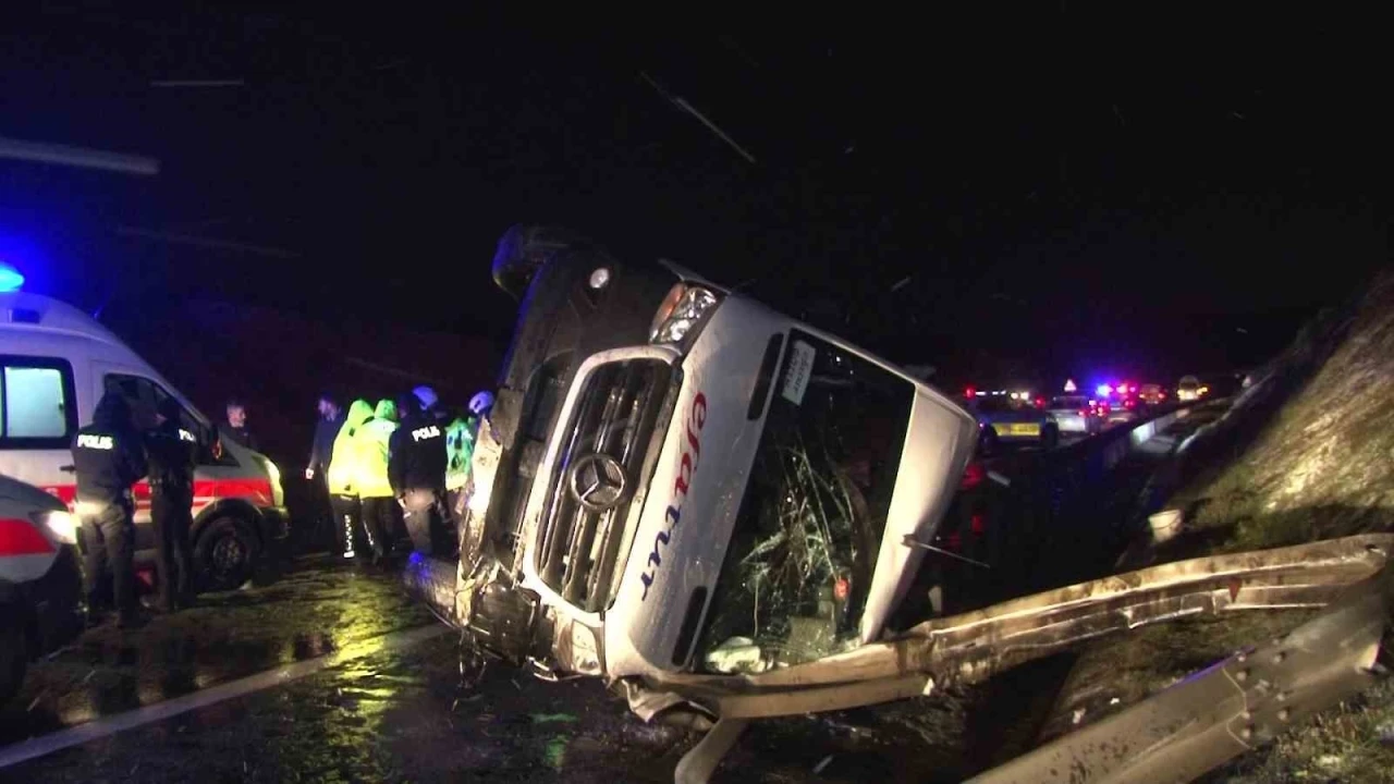 Kuzey Marmara Otoyolu&rsquo;nda kar yağışı kaza getirdi: 11 yaralı
