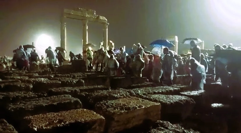 Laodikya’dan, Kızıl Ordu Korosunun şarkıları değil ‘yuh’ sesleri yükseldi
