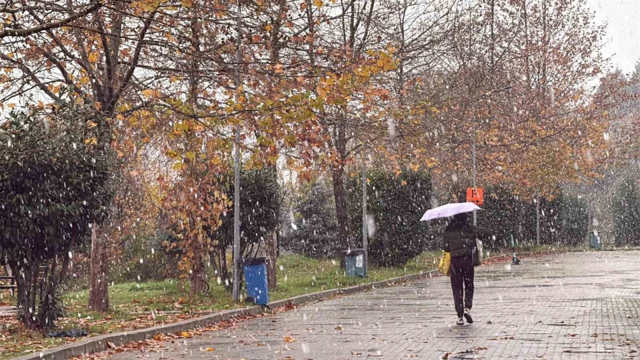 Lapa lapa yağdı, aniden bitti: Kamp&uuml;ste kar sadece 5 dakika s&uuml;rd&uuml;
