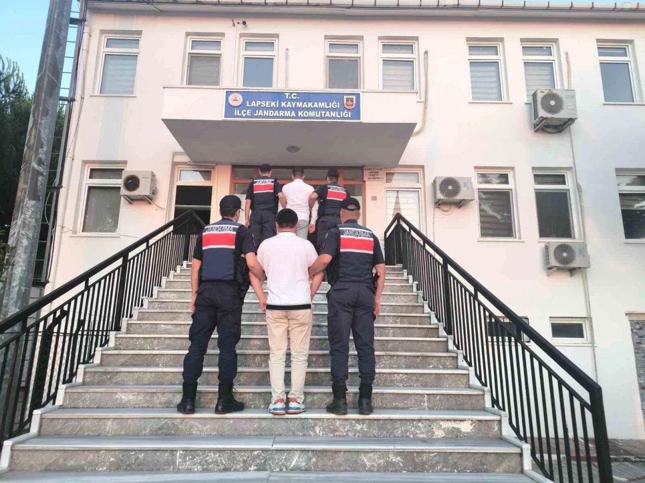 Lapseki’de tarım arazisinde çıkan ormanlık alana sıçrayan yangının sebebi sigara izmariti
