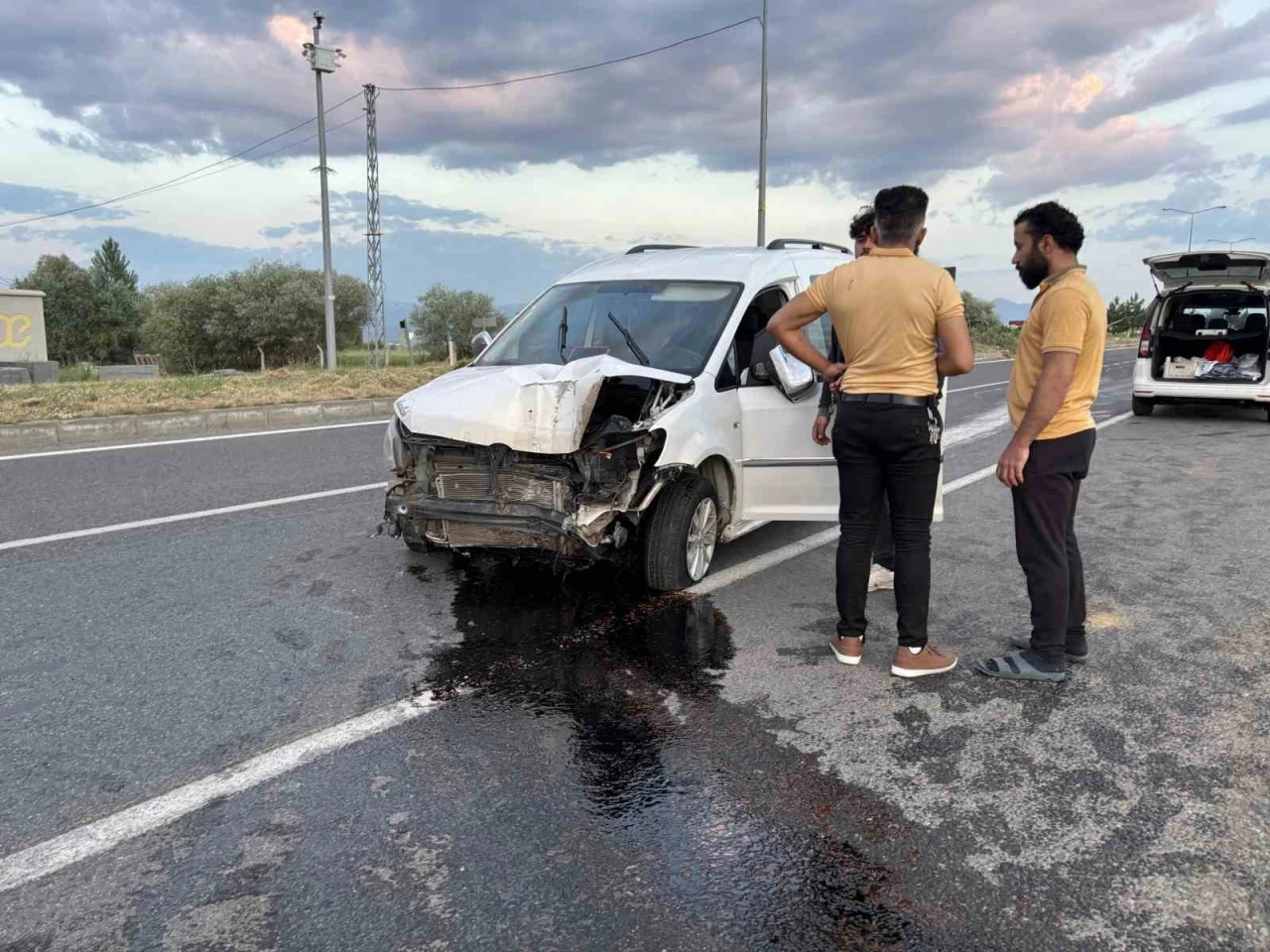 Lastiği patlayan araç refüjdeki direği devirdi: 1 
