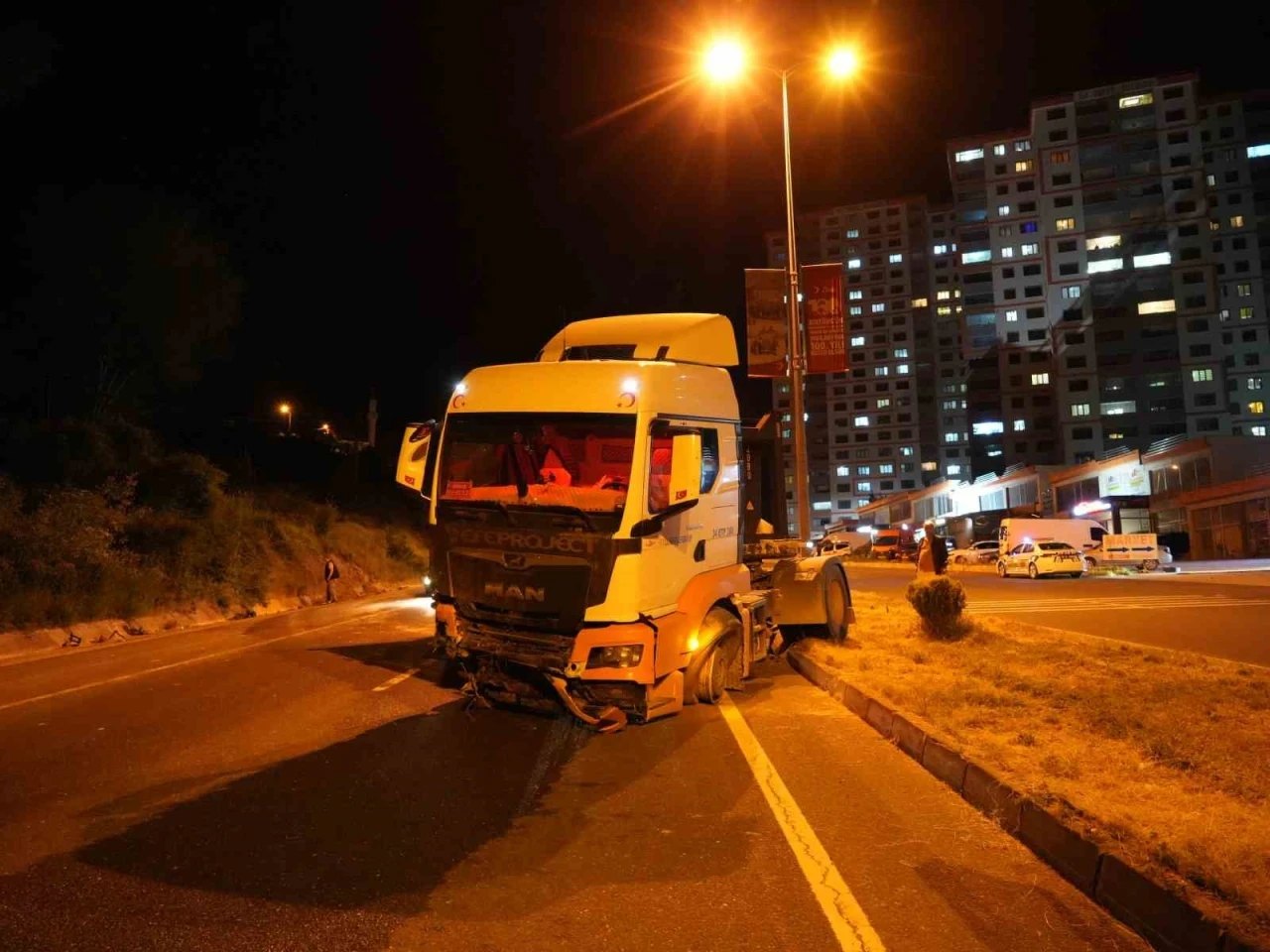 Lastiği patlayan tır, &ouml;nce su kanalına sonra ref&uuml;je &ccedil;arptı: 1 yaralı
