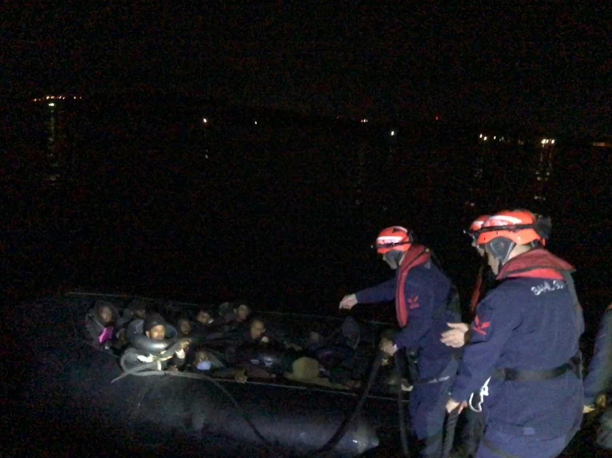 Lastik botta 48 göçmen yakalandı
