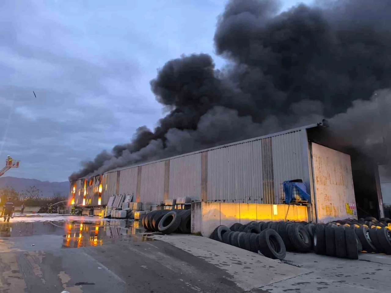 Lastik deposu alevlere teslim oldu
