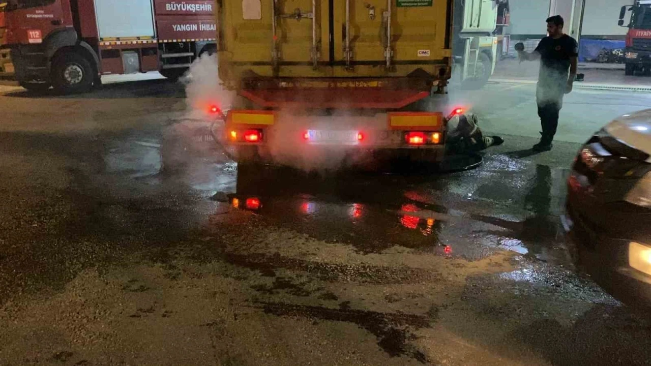 Lastik sebebiyle yanan tırı 10 kilometre s&uuml;r&uuml;p itfaiyeye yetiştirdi
