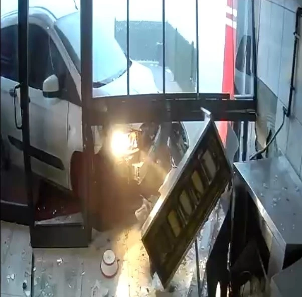 Lavaş getirdiği d&ouml;nerciye aracıyla girdi
