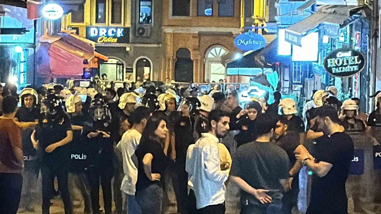 Leman dergisine tepki gösteren vatandaşlar, dergi binası önünde toplandı
