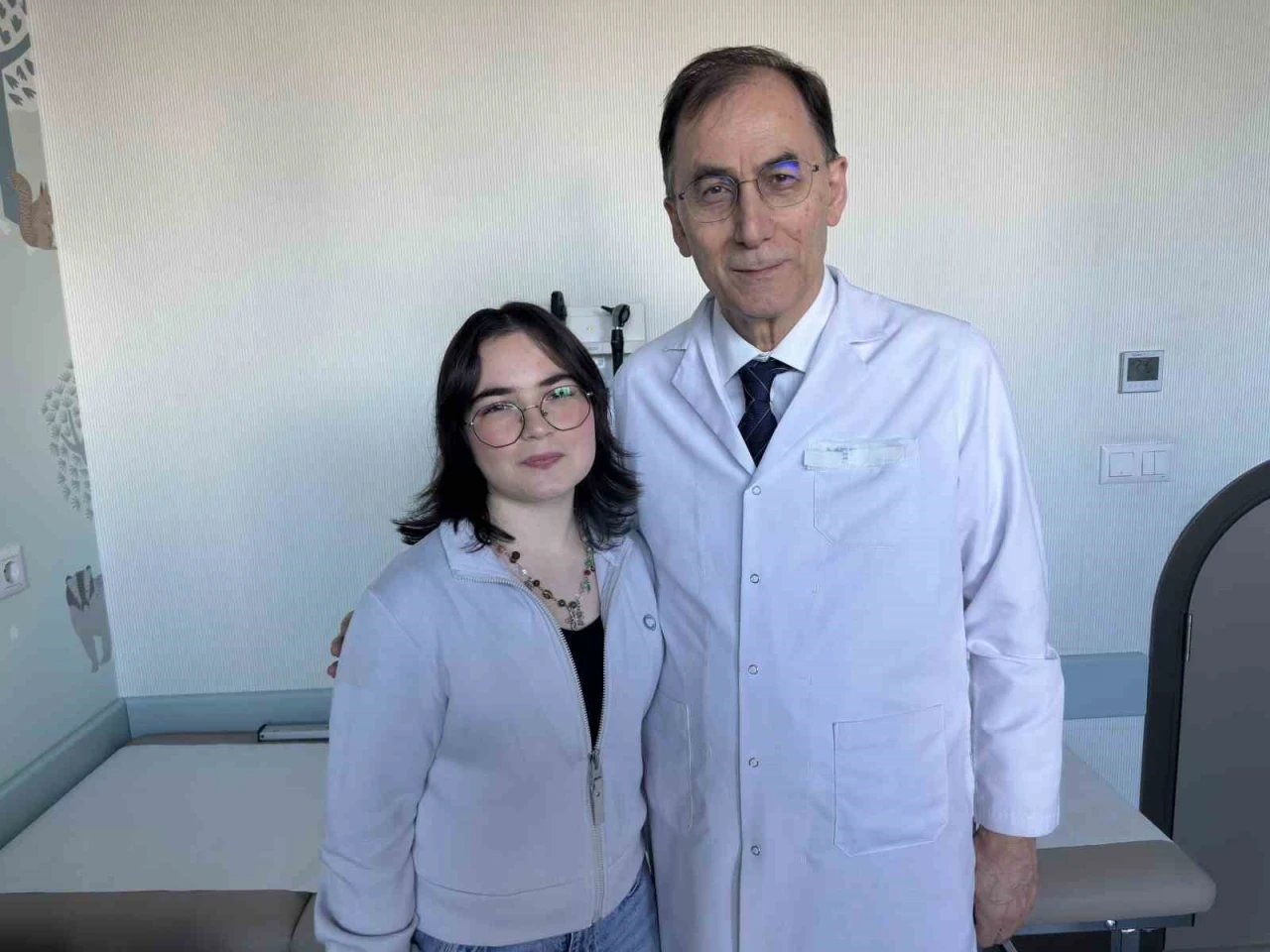 Lenf kanserini yendi, doktorundan ilham alıp tıp fak&uuml;ltesini kazandı: Yıllar sonra yine aynı karede buluştular
