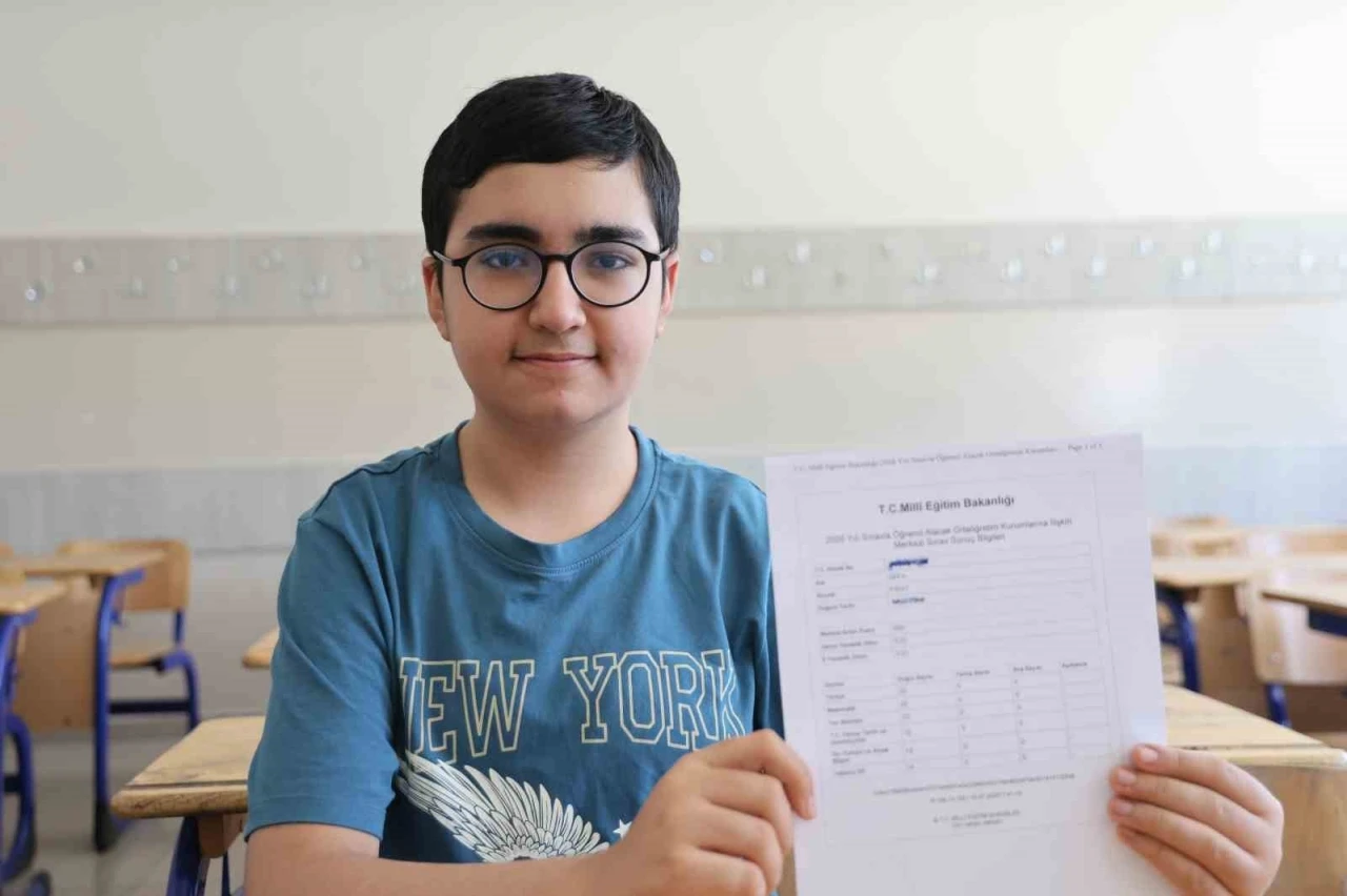 LGS birincisi Fırat: "Bu başarı i&ccedil;in 4 yıldır &ccedil;alışıyorum"
