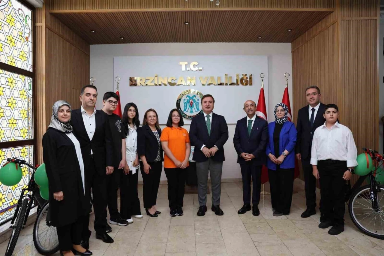 LGS&rsquo;de 500 tam puan alan 3 &ouml;ğrenci &ouml;d&uuml;llendirildi
