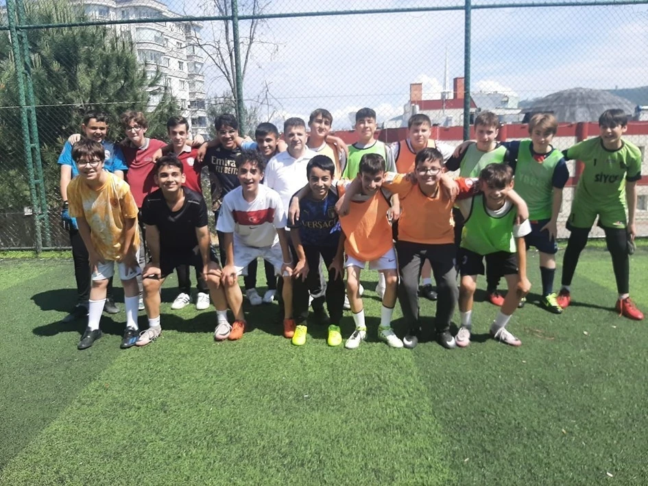 LGS öncesi moral etkinliği: Öğrenciler halı sahada stres attı
