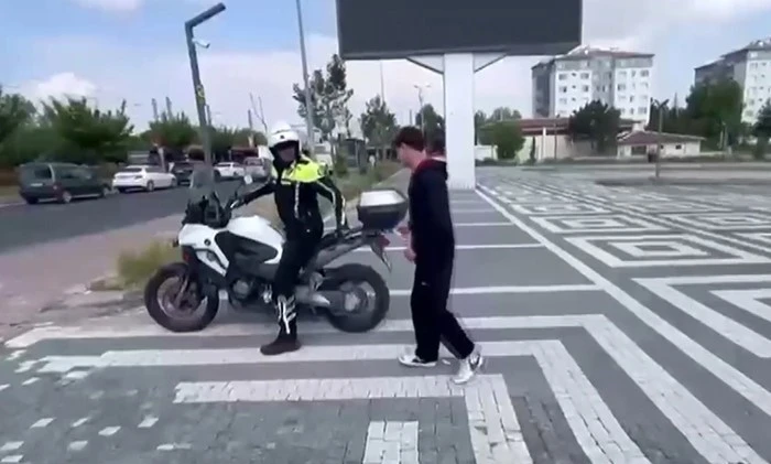LGS sınavına ge&ccedil; kalan &ouml;ğrencilerin imdadına polis ekipleri yetişti
