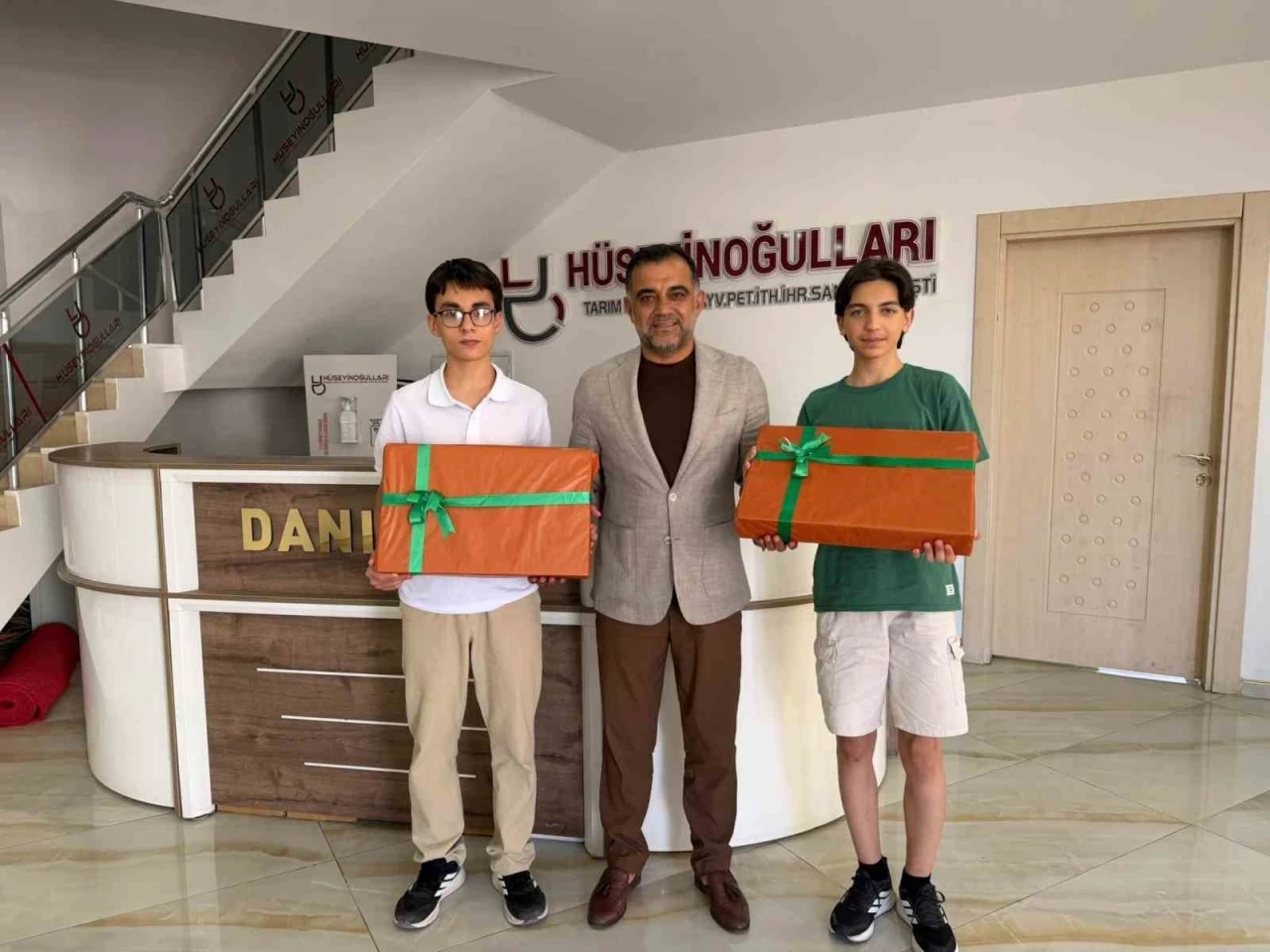 LGS T&uuml;rkiye birincilerine Veysi Duyan&rsquo;dan diz&uuml;st&uuml; bilgisayar
