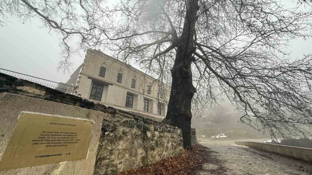 Lice&rsquo;deki 486 yıllık Atak Ulu Camii sis i&ccedil;inde kaldı
