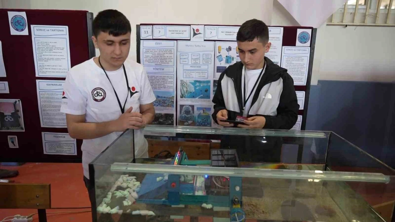 Lise öğrencilerinden denizde müsilaj ve atık toplayan deniz aracı

