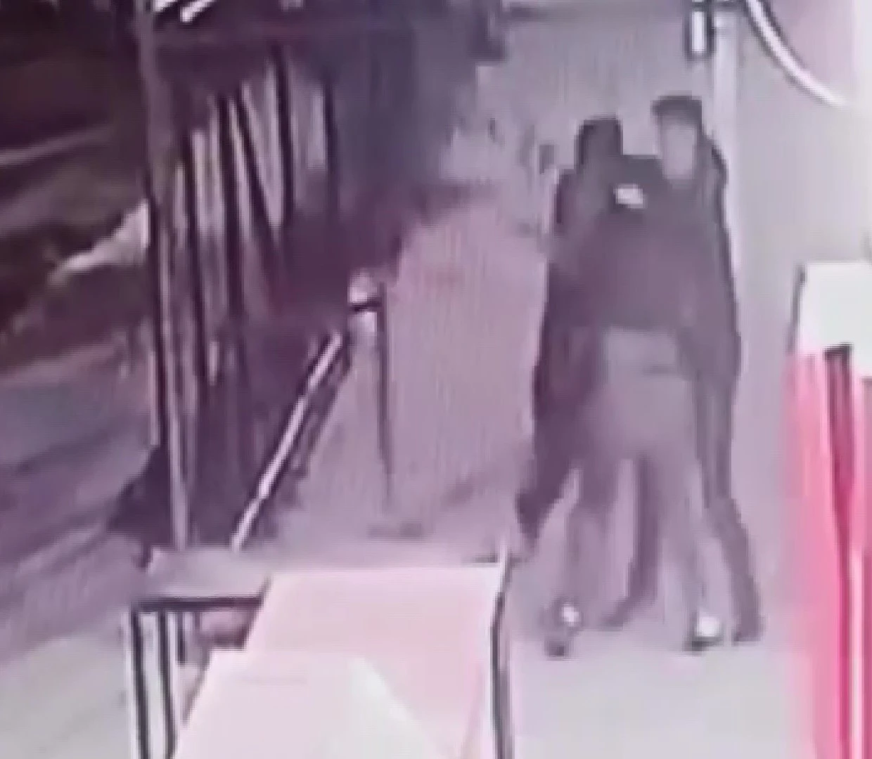 Lise öğrencilerini dövüp bacaklarından bıçakladılar