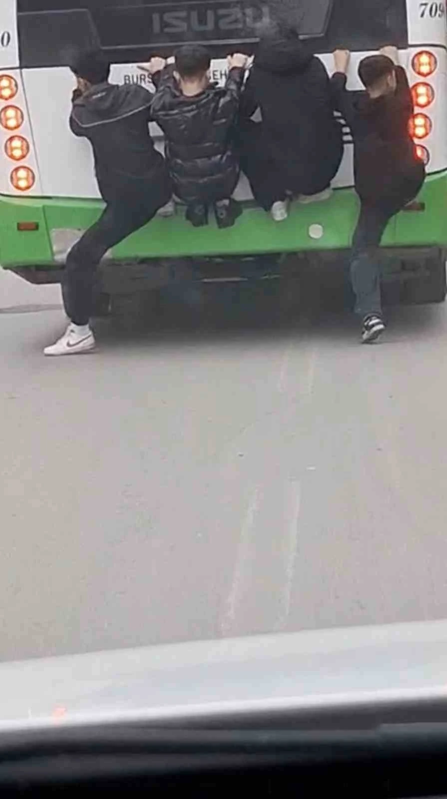 Lise &ouml;ğrencilerinin tehlikeli yolculuğu
