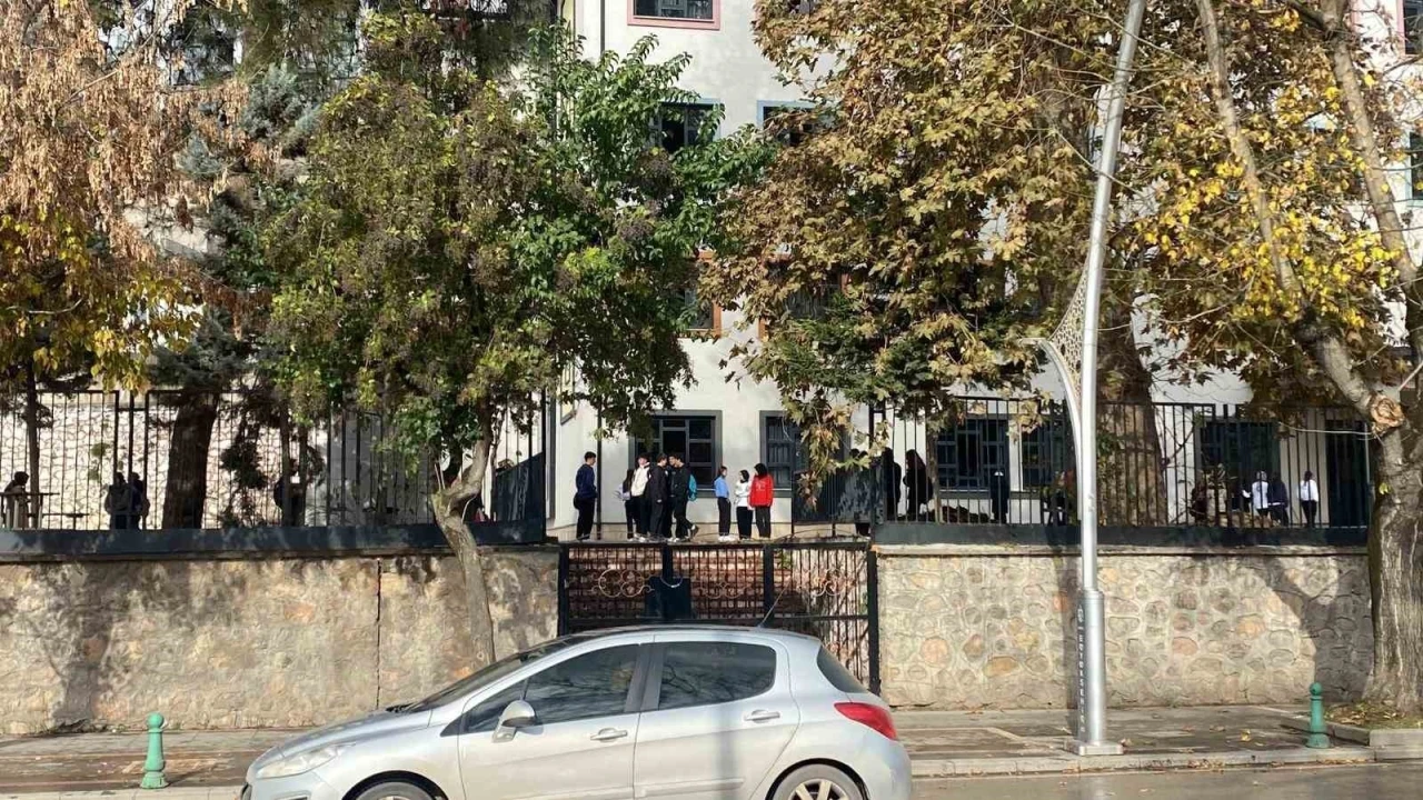 Lisede 3. kattan d&uuml;şen &ouml;ğrenci ağır yaralı
