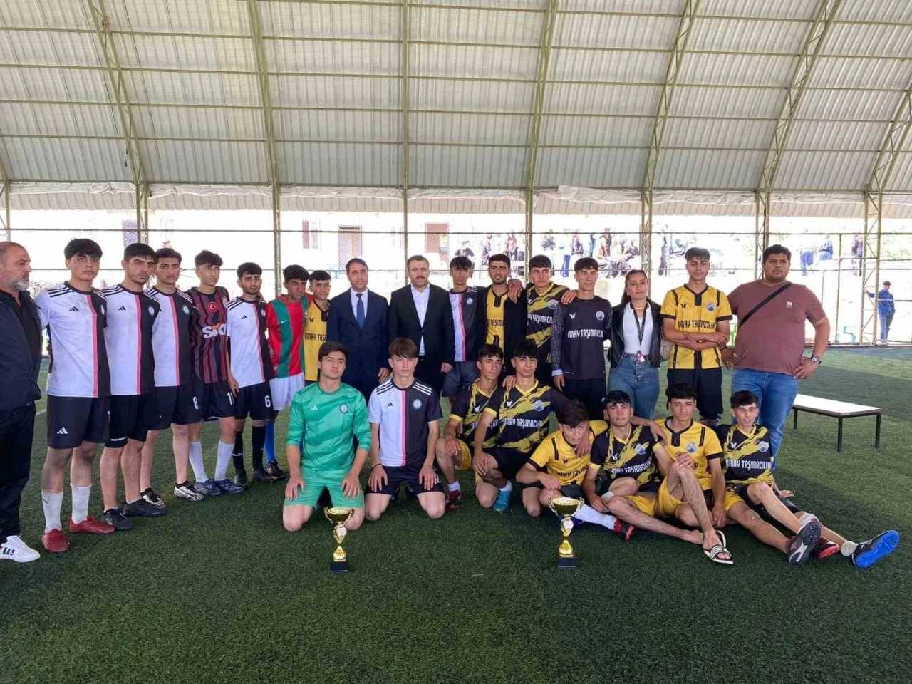 Liseler arası futbol turnuvası birincisi kupasını Kaymakam Yurdagül’den aldı

