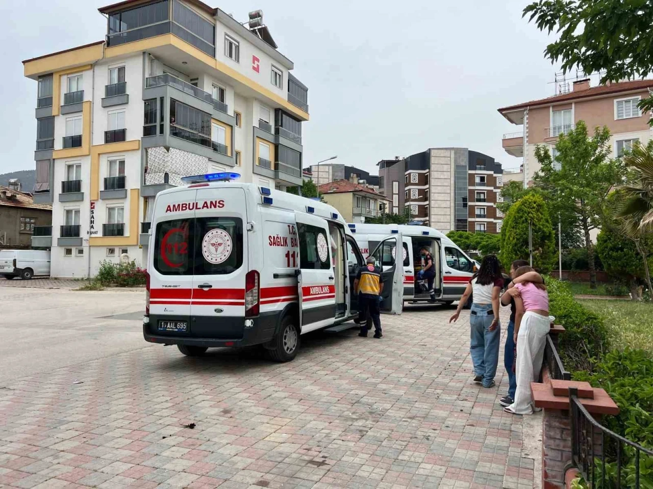 Liseli kızların sosyal medya kavgasını ayırmak için araya giren 2 kız bıçaklandı
