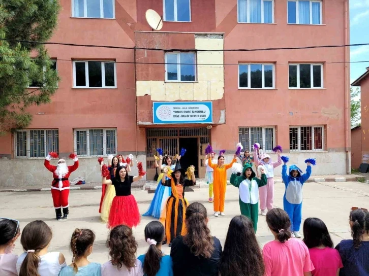 Liseli öğrenciler miniklere keyifli anlar yaşattı
