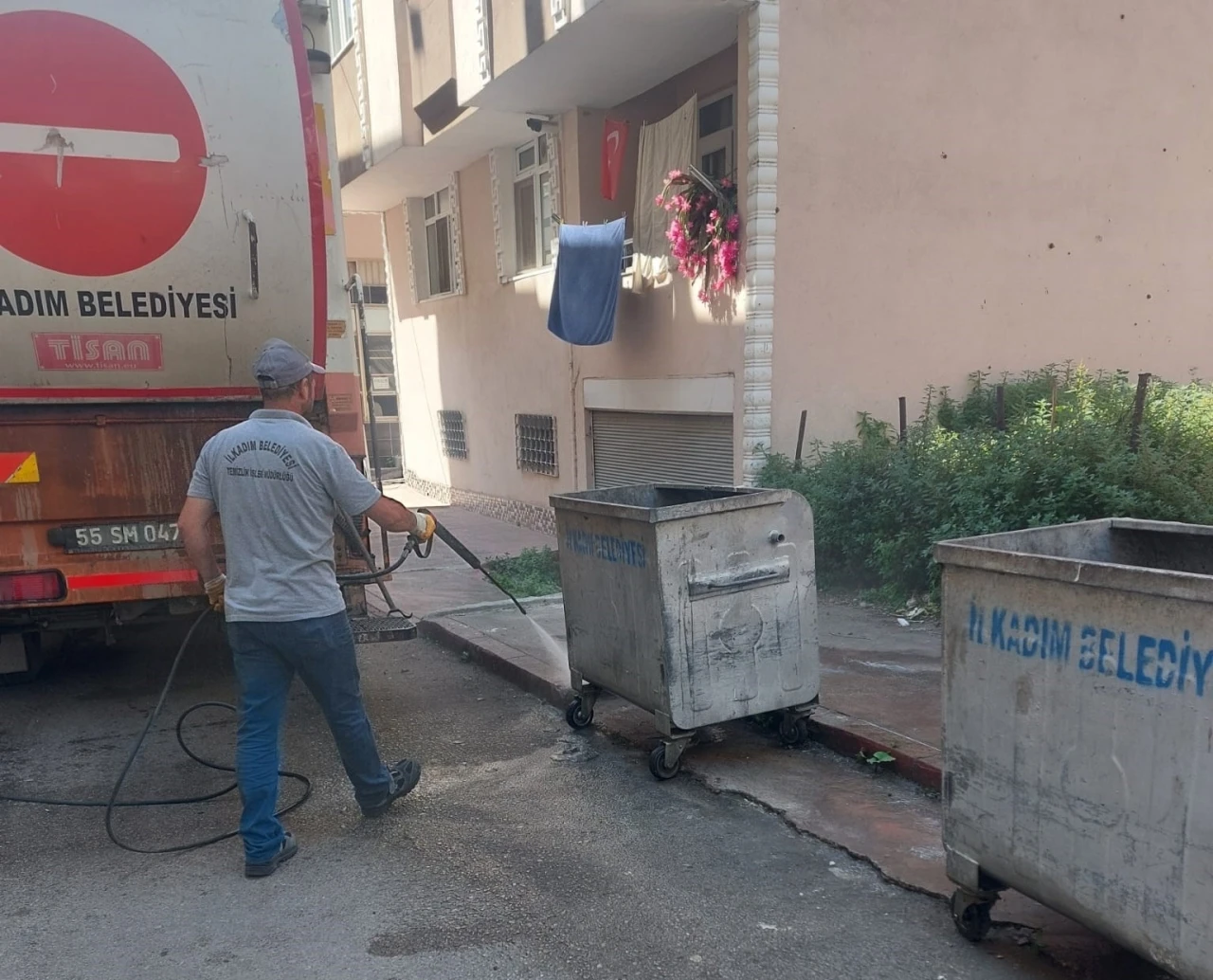 lkadım&rsquo;da temizlik &ccedil;alışmaları s&uuml;r&uuml;yor
