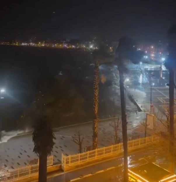 Lodos denizi taşırdı, dalgalar y&uuml;kseldi
