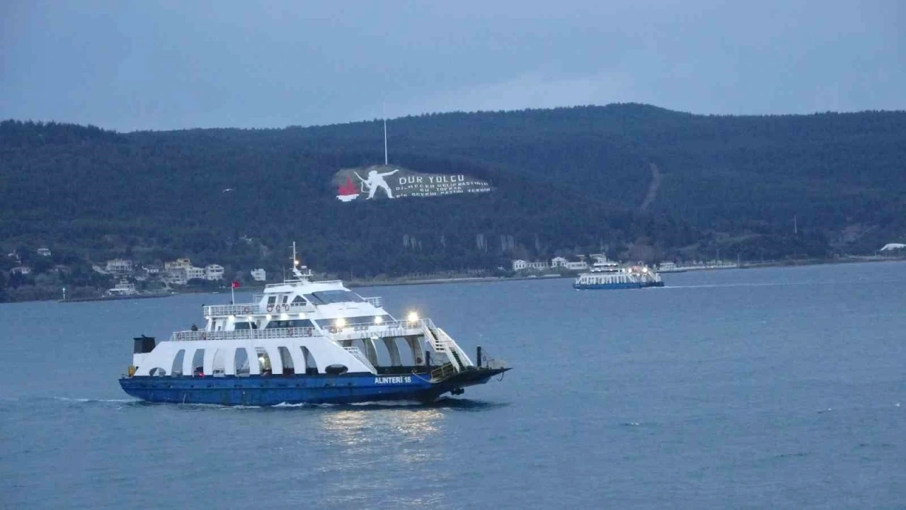 Lodos fırtınası nedeniyle &ccedil;ift y&ouml;nl&uuml; trafiğe kapatılan &Ccedil;anakkale Boğazı 45 saat sonra a&ccedil;ıldı
