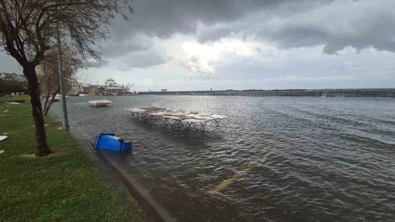Lodos vurdu, Tekirdağ sahili suyla kaplandı

