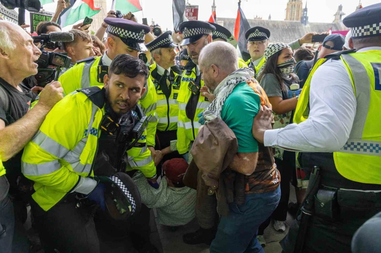 Londra’da düzenlenen Filistin’e destek gösterisinde 890 kişi gözaltına alındı
