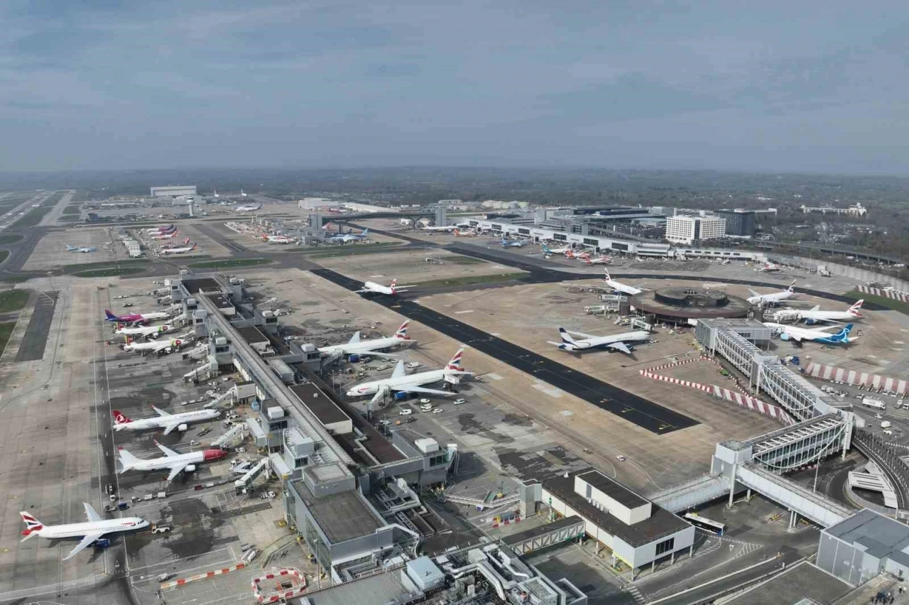 Londra&rsquo;daki Gatwick Havalimanı&rsquo;nda su kesintisi: Tuvaletler &ccedil;alışmadı, restoranlar kapandı
