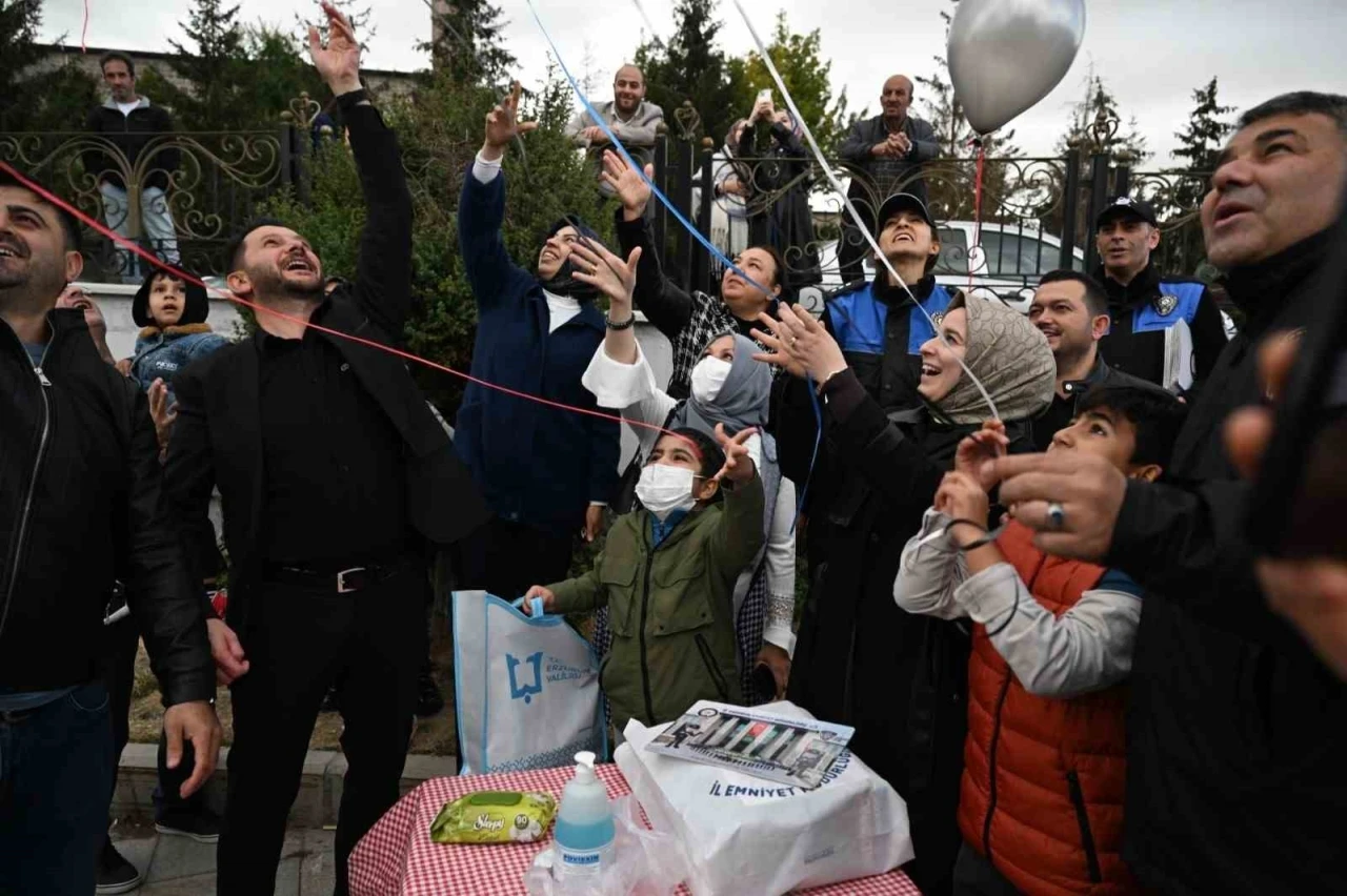 Lösemi hastalığını atlatan Talha Sıraç polis ağabeyleriyle balon uçurdu
