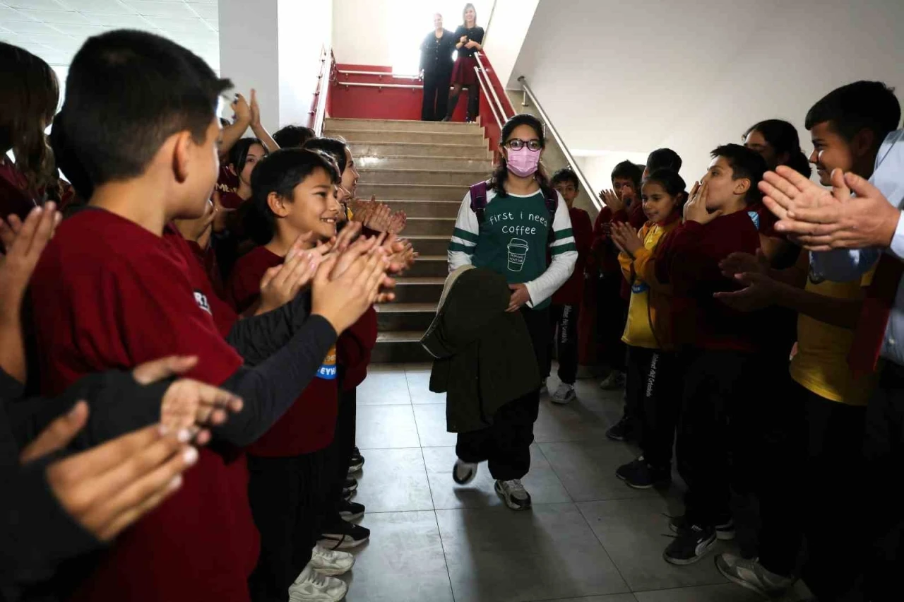 Lösemiyi yenen İkranur 3 yıl sonra okula döndü, çiçek ve balonlarla karşılandı
