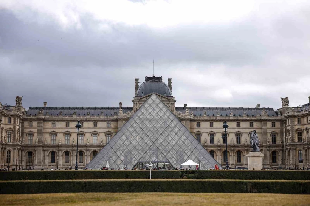 Louvre Müzesi’nde su sızıntısı: Yaklaşık 400 nadir kitap hasar gördü
