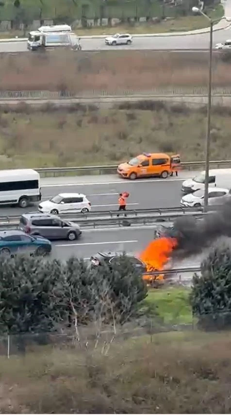 L&uuml;ks ara&ccedil; seyir hakindeyken alev topuna d&ouml;nd&uuml;
