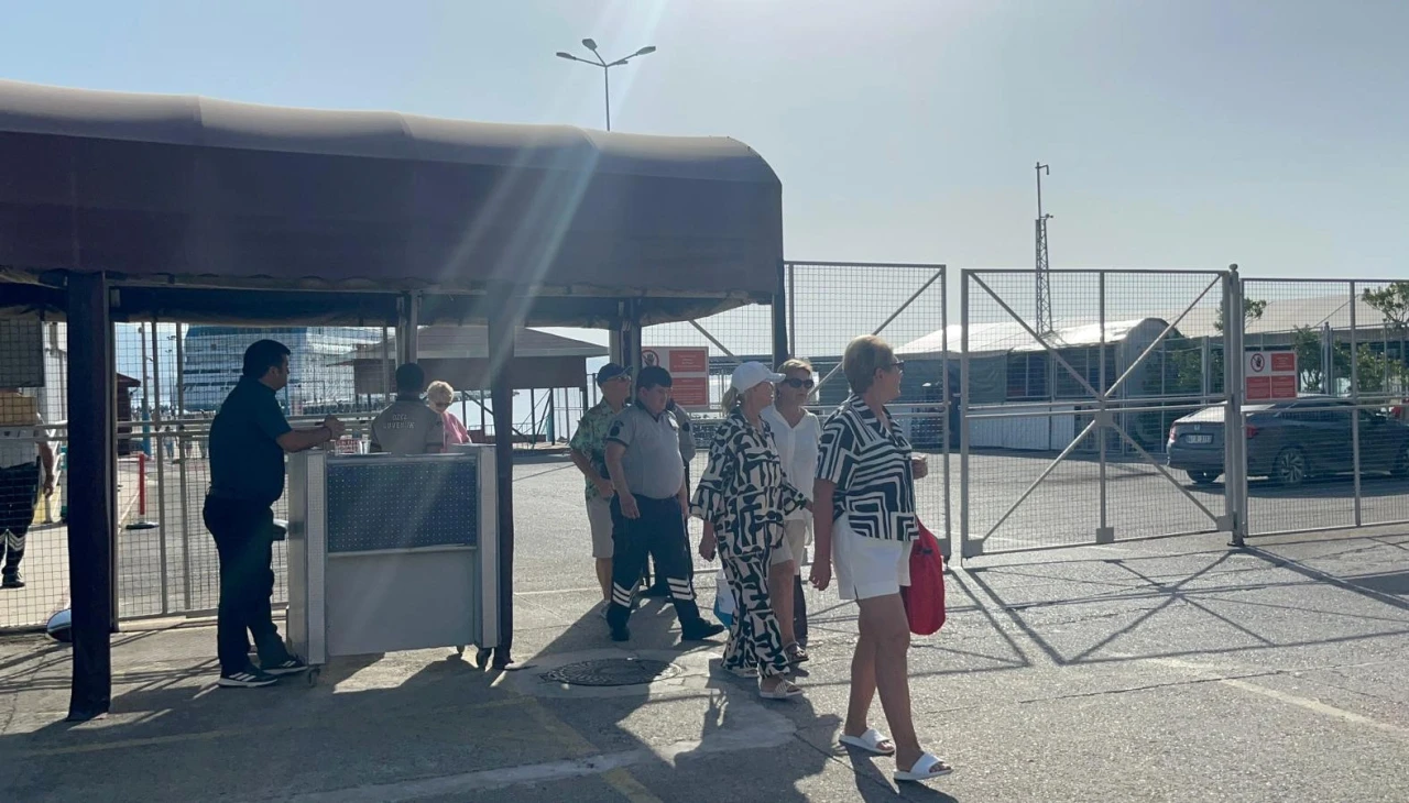 Lüks kruvaziyer 867 yolcu ve 469 mürettebatıyla Alanya’ya demirledi

