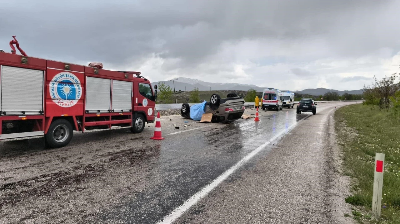 L&uuml;ks otomobil kontrolden &ccedil;ıkıp takla attı: 2 &ouml;l&uuml;
