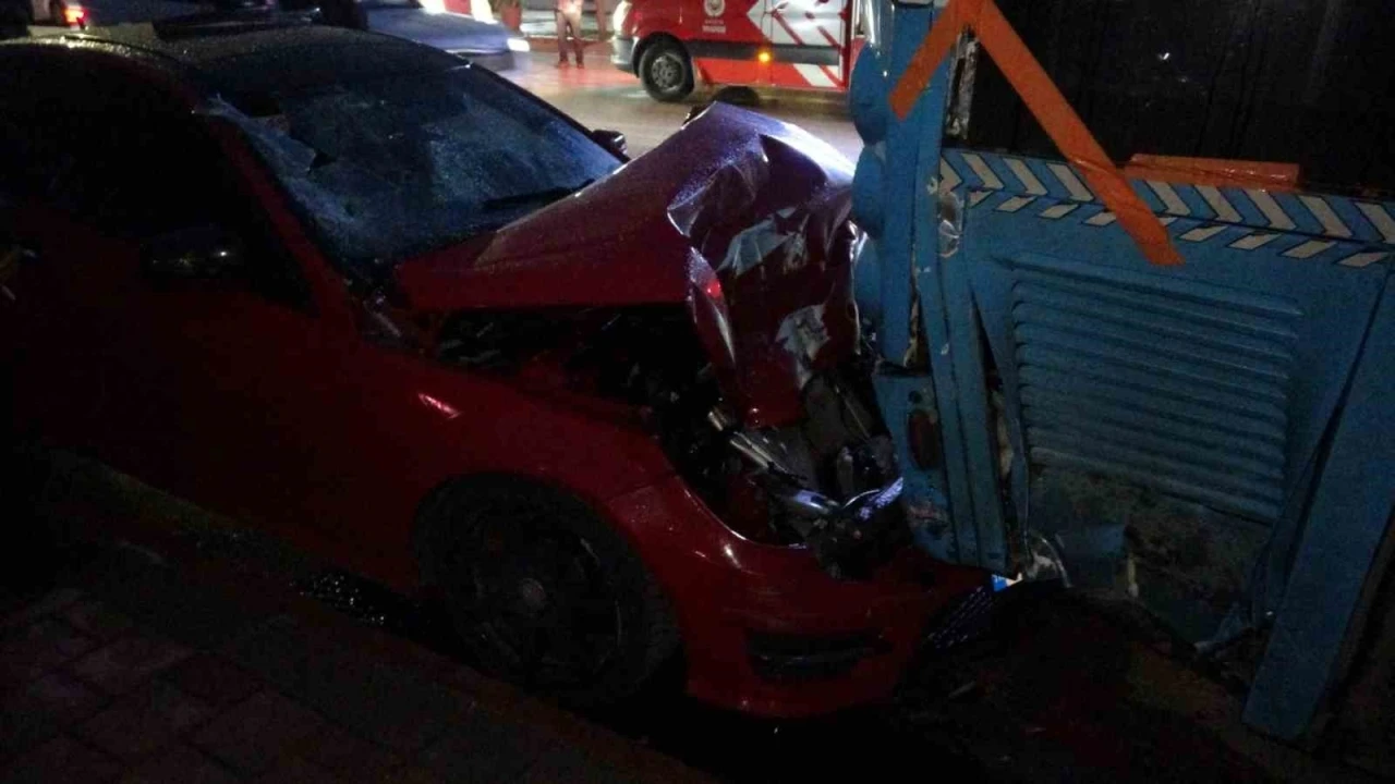 L&uuml;ks otomobil park halindeki otob&uuml;se &ccedil;arptı
