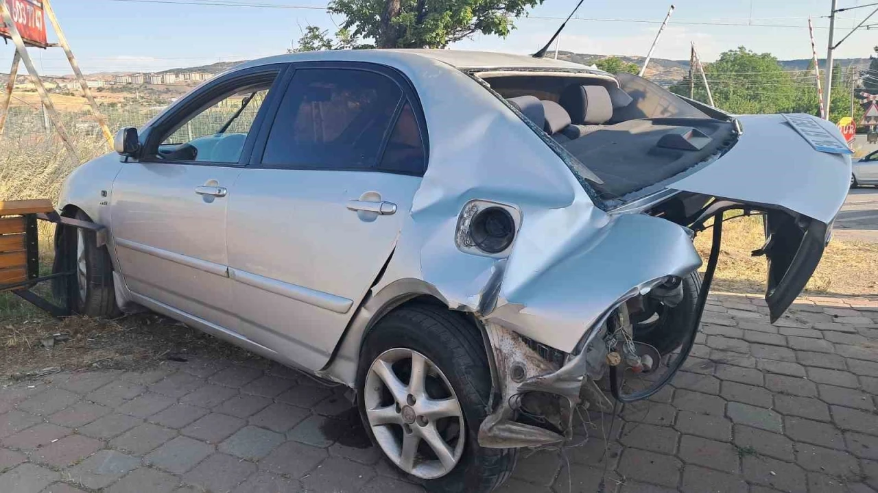 Lüks otomobilin çarpıştığı araç hurdaya döndü: 3 ağır yaralı

