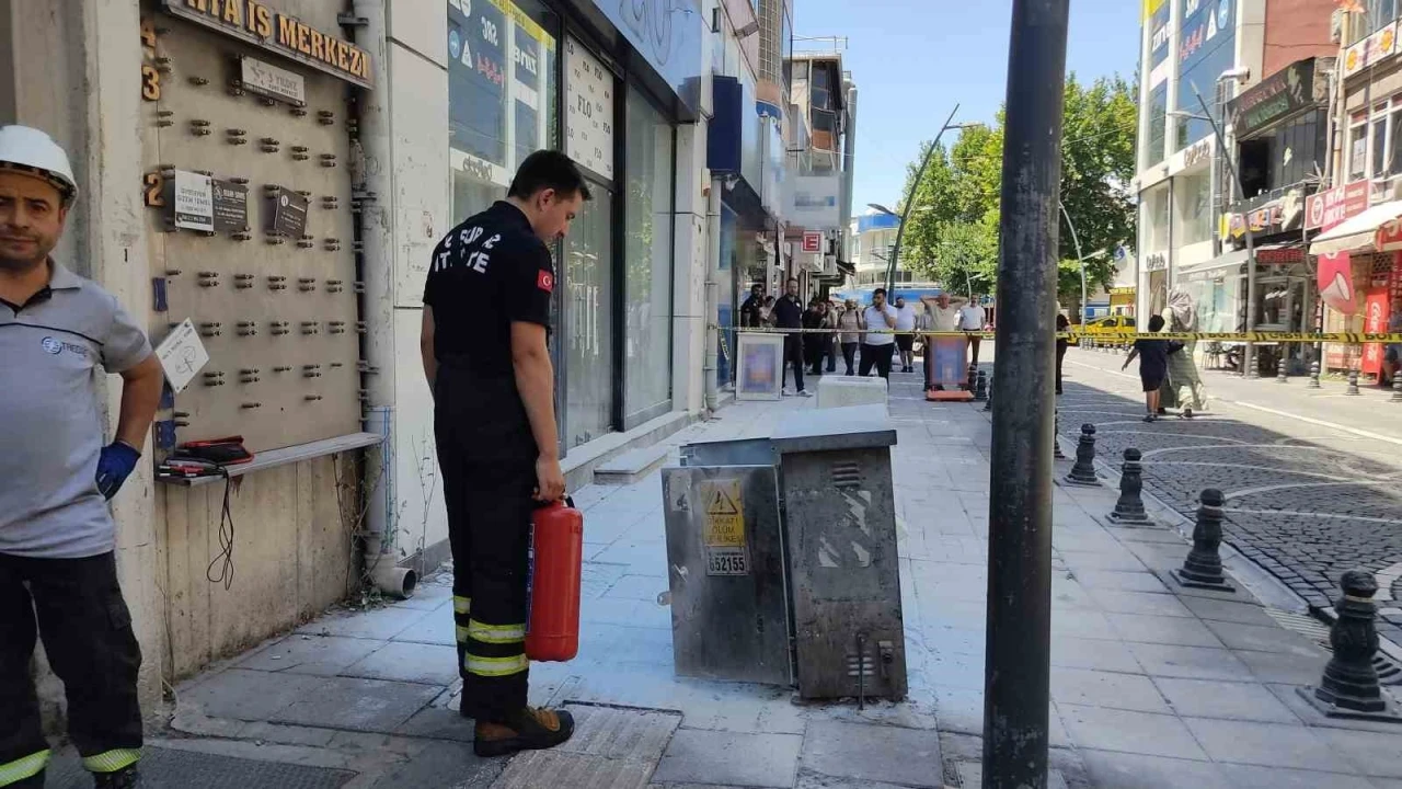 Lüleburgaz’da kaldırımdaki elektrik panosunda yangın
