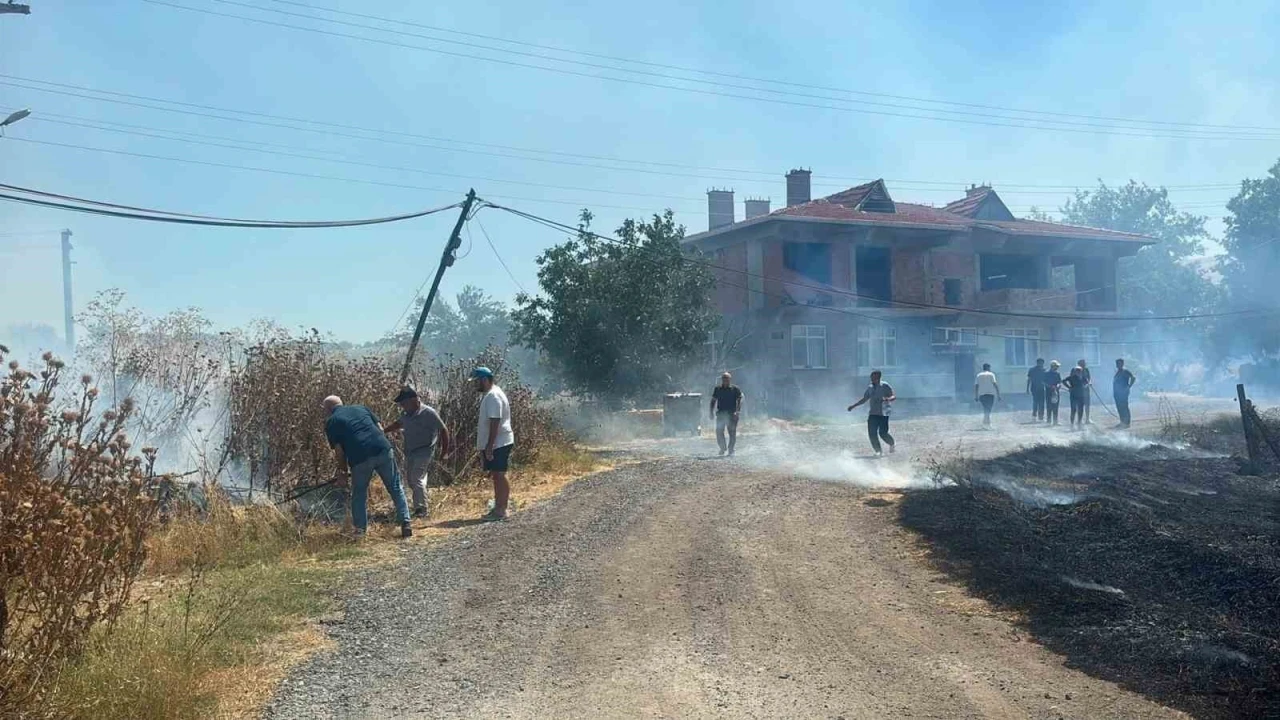 L&uuml;leburgaz&rsquo;da otluk alan ve anız yangını s&ouml;nd&uuml;r&uuml;ld&uuml;
