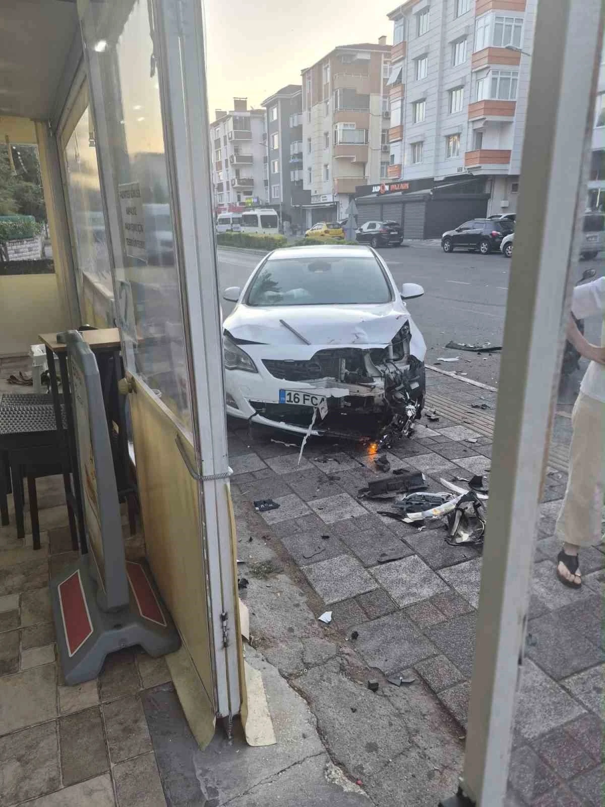 L&uuml;leburgaz&rsquo;da otomobiller &ccedil;arpıştı: Bir s&uuml;r&uuml;c&uuml; hastaneye kaldırıldı
