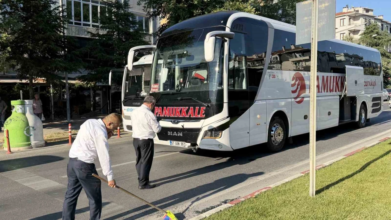 L&uuml;leburgaz&rsquo;da yaya ge&ccedil;idinde yavaşlayan otomobile yolcu otob&uuml;s&uuml; &ccedil;arptı
