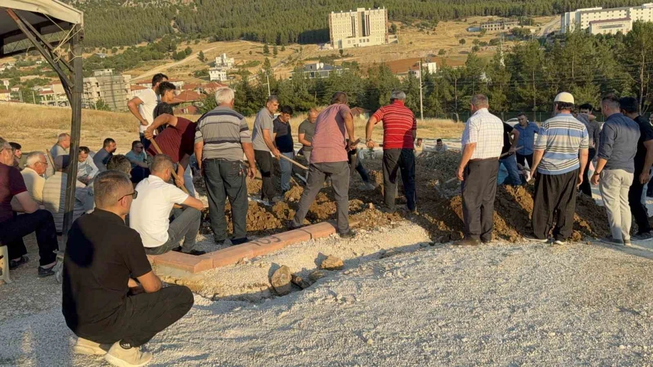 Lunapark çıkışı aracın çarpması sonucu hayatını kaybeden baba-oğul toprağa verildi
