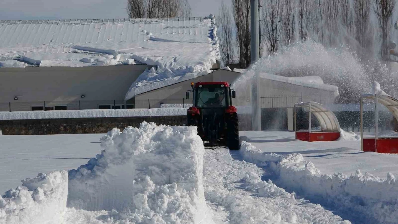 Ma&ccedil; &ouml;ncesi saha kardan temizlendi
