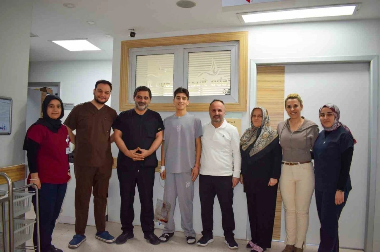 Ma&ccedil;ta kaleciyle &ccedil;arpışan gen&ccedil; futbolcunun b&ouml;breği par&ccedil;alandı, ameliyatla hayatı kurtuldu
