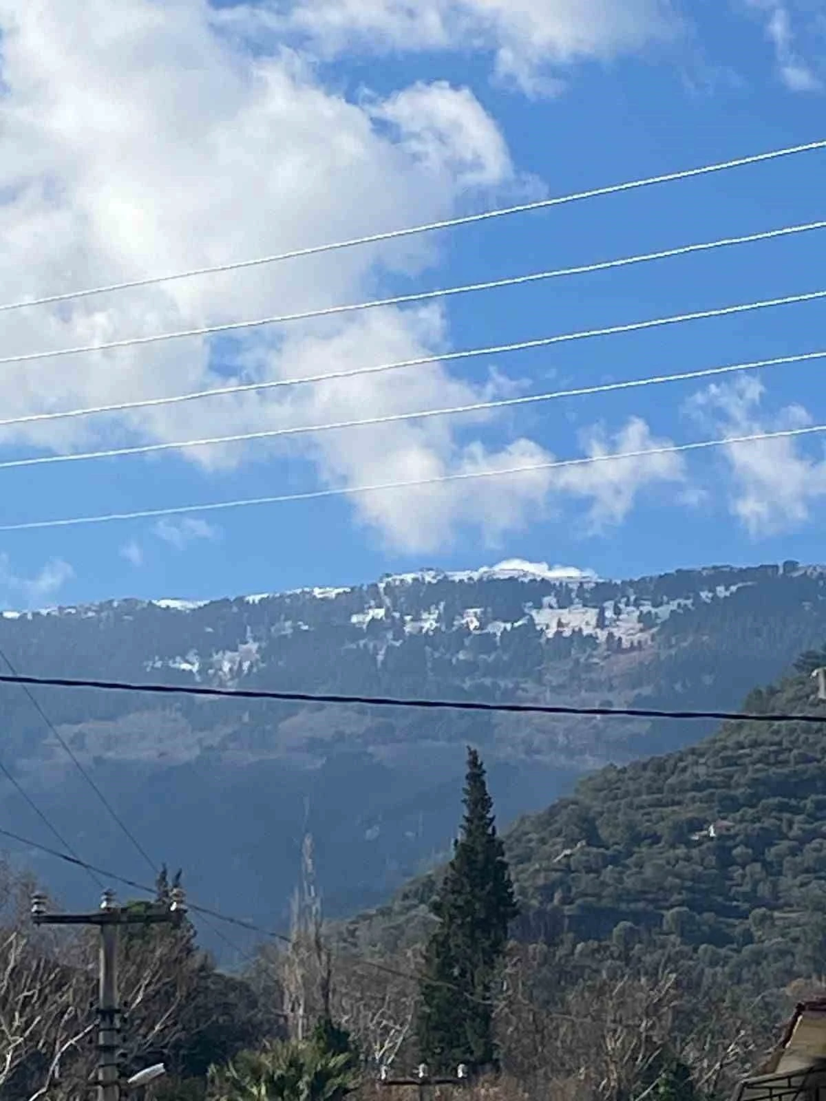 Madran Dağı zirvesi beyaza b&uuml;r&uuml;nd&uuml;
