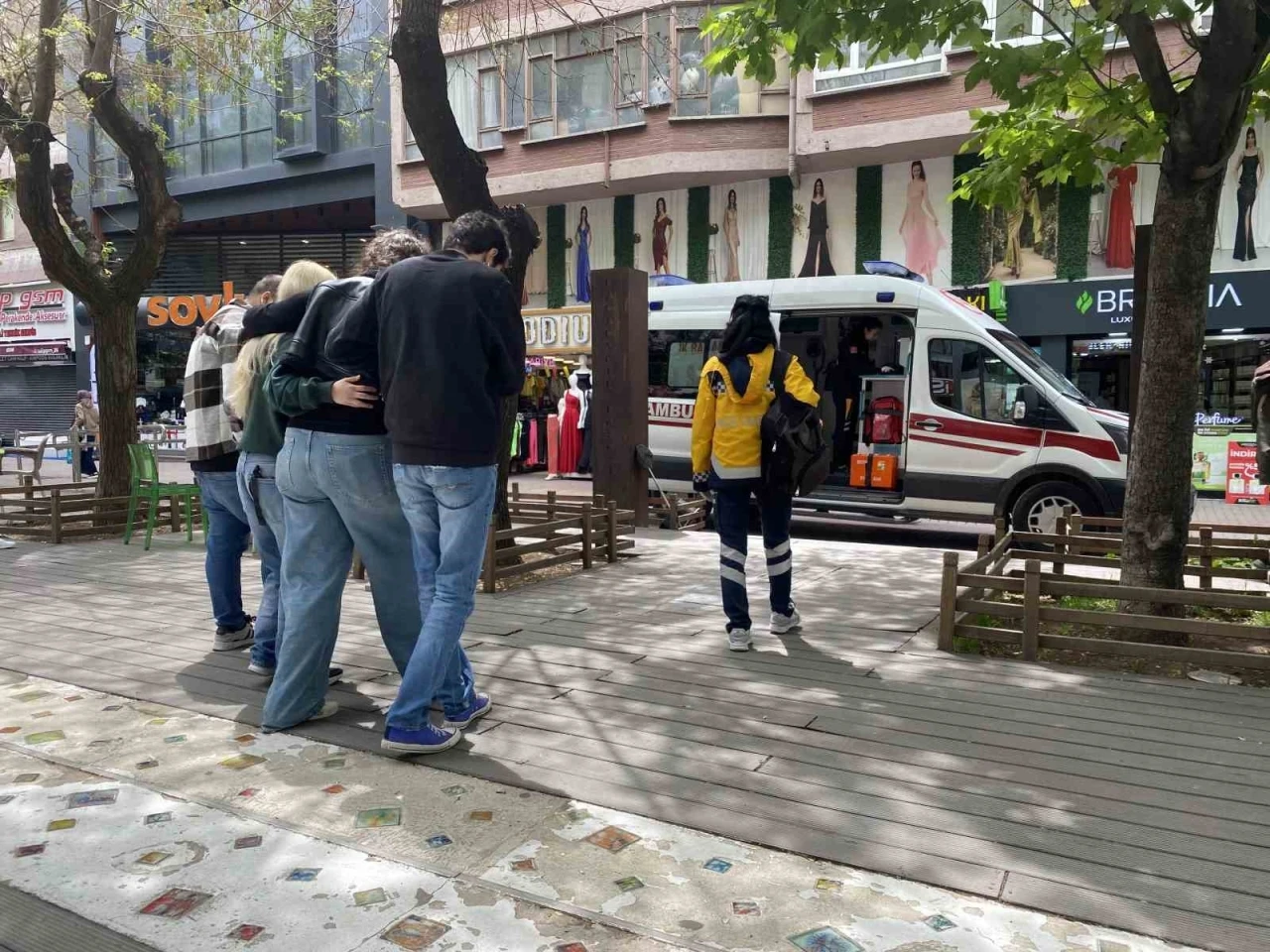 Mağazada yere düşen kadın yaralandı
