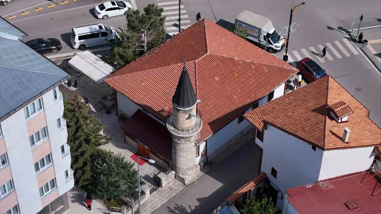 Mahalle adını bu camiden alıyor, minaresindeki zincirler ile dikkat &ccedil;ekiyor
